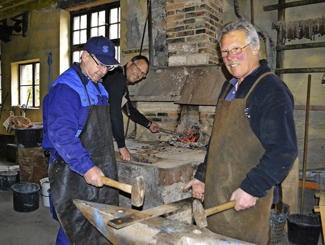Schmiede am Werk (von links): Gottfrie... Rainer Sobiera und Georg Staudenmayer  | Foto: Paul Berger