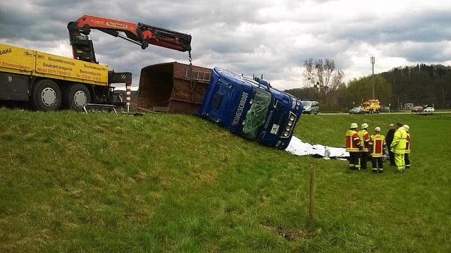 Der Containerlaster war umgekippt und ... Strae zwischen Denzlingen und Sexau.  | Foto: Christian Ringwald