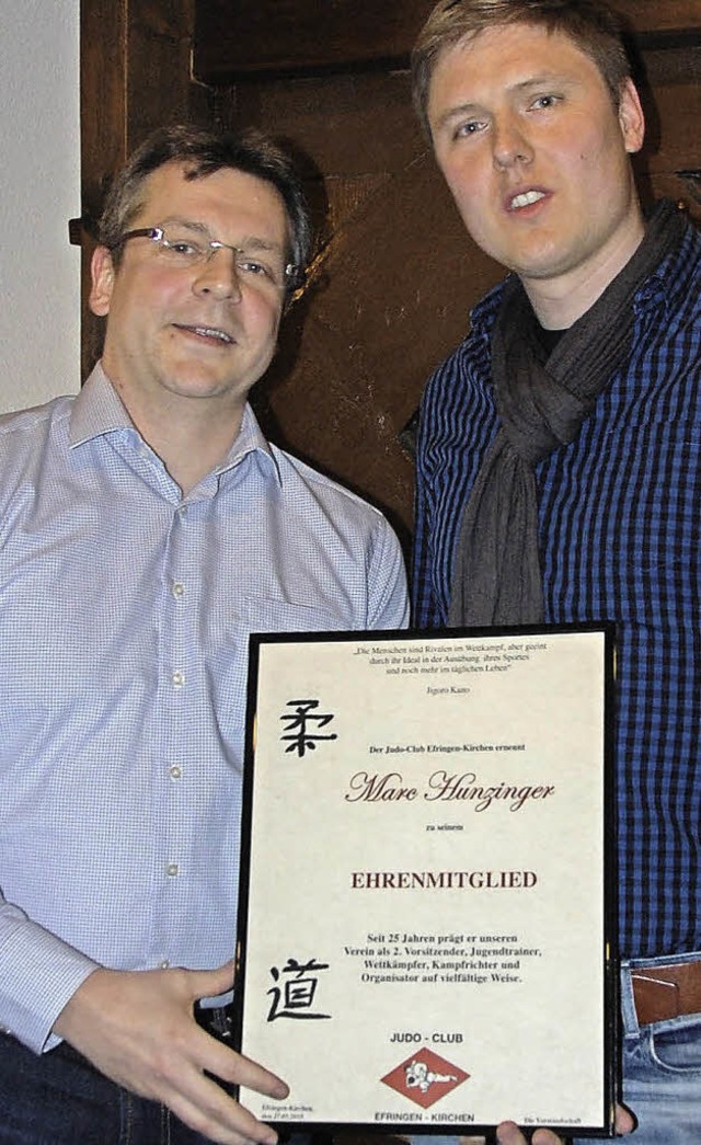 Dennis Traut (links) ernennt Marc Hunz...hrenmitglied des JC Efringen-Kirchen.   | Foto: Herbert Frey