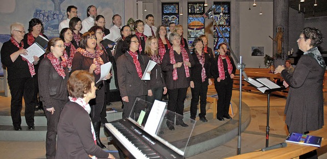 Der Singkreis Vivace vermittelte  Hoffnung, regte aber auch zum Nachdenken an.   | Foto: Ounas-Krusel