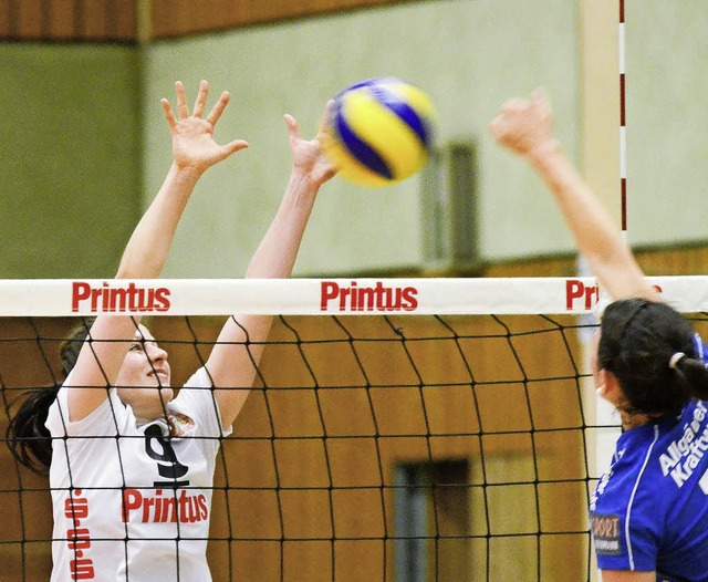 Lisa Solleder (links) lernte noch das Volleyball-ABC bei Matthias Hahn.  | Foto: Sebastian Khli