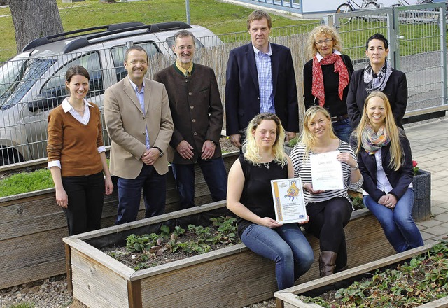 Freude ber die Auszeichnung besonders...ttsleitung Kinderzentren Kunterbunt)   | Foto: burda