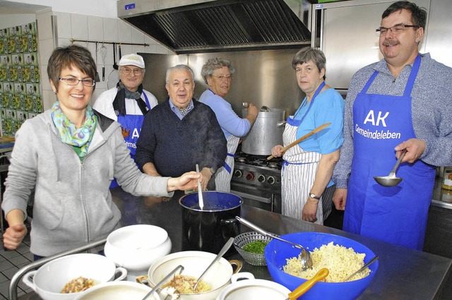 Kchenbrigade beim Suppensonntag: Evi ... Rebmann standen am Herd (von links).   | Foto: Sedlak