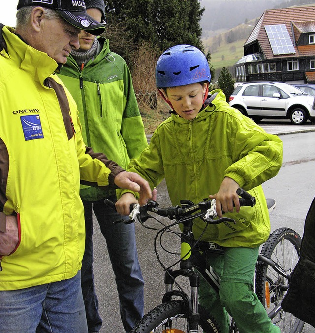 Alles musste vor dem Kauf genau auspro...der Skizunft in Bernau am Wochenende.   | Foto: Ulrike Spiegelhalter