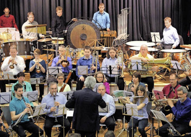 Bunt wie das Leben: Die Stadtmusik Lr...it Dirigent Ulrich Winzer in  Haagen.   | Foto: Antje Gessner