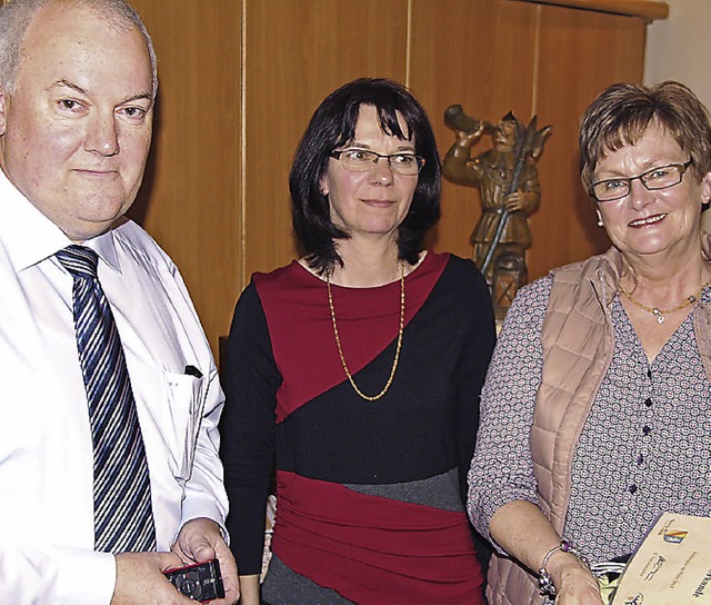 Waltraud Sterlike erhielt  fr 50 Jahr...und der  Stellvertreterin Uschi Torn.   | Foto: h. david