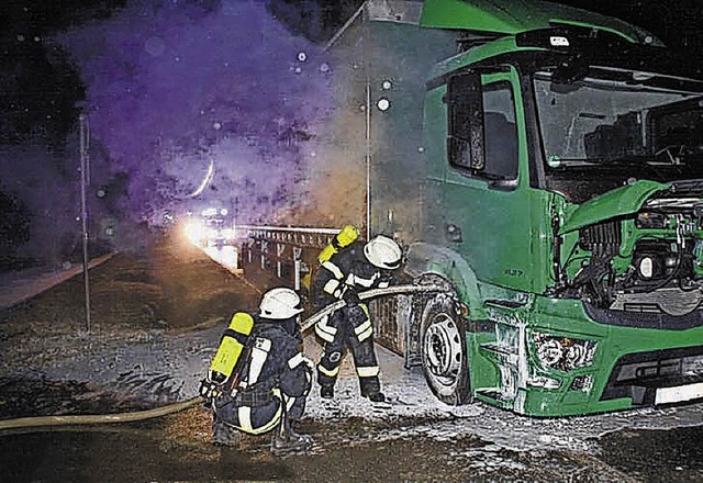 Unter dem Fhrerhaus eines Lastwagens ...wickelt. Ein Fall fr die Feuerwehr.    | Foto: Markus Horn