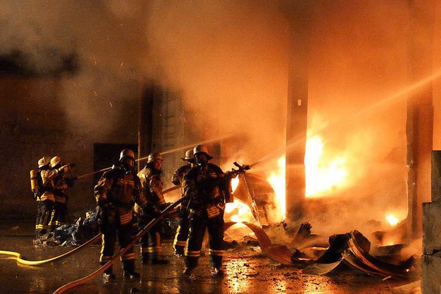 Rund 70 Feuerwehrleute waren im Einsat...ten das Feuer schnell unter Kontrolle.  | Foto: Feuerwehr Emmendingen