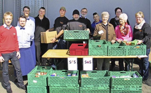 Spenden fr die &#8222;Tafel&#8220; in...Schwrer und der &#8222;Tafel&#8220;.   | Foto: H. Hassler