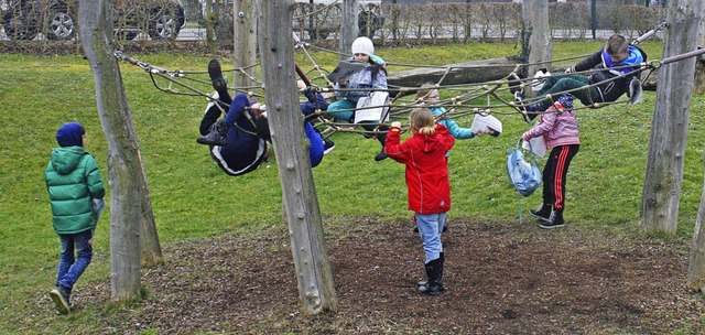 Die Klasse 4c erobert das Klettergerst im Anton-Danner-Park.  | Foto: Martina Faller