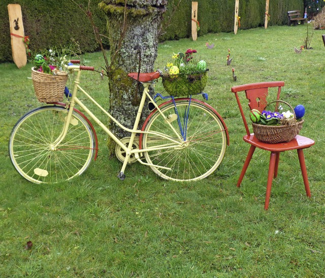 Im Kurpark hat der Osterhase sein Fahrrad geparkt.   | Foto: Rolf Mller