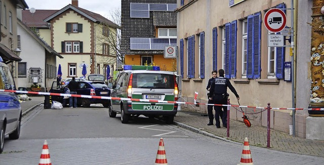 Nur wenige Meter von der Sparkasse  pr...krubers (hinten) gegen  die Hauswand.  | Foto: frietsch