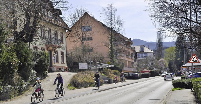 Noch radeln Radfahrer auf dem Gehweg durch Merzhausen. Das soll sich ndern.   | Foto: Julius Steckmeister