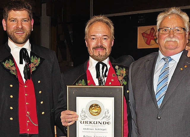 Der Vorsitzende Patrick Schachner (lin...es Bundes Deutscher Blasmusikverbnde.  | Foto: Stefan Pichler