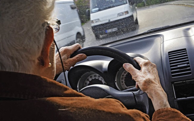 Brauchen Autofahrer ab 70 Jahren Eignungstests?  | Foto: Kstle/DPA