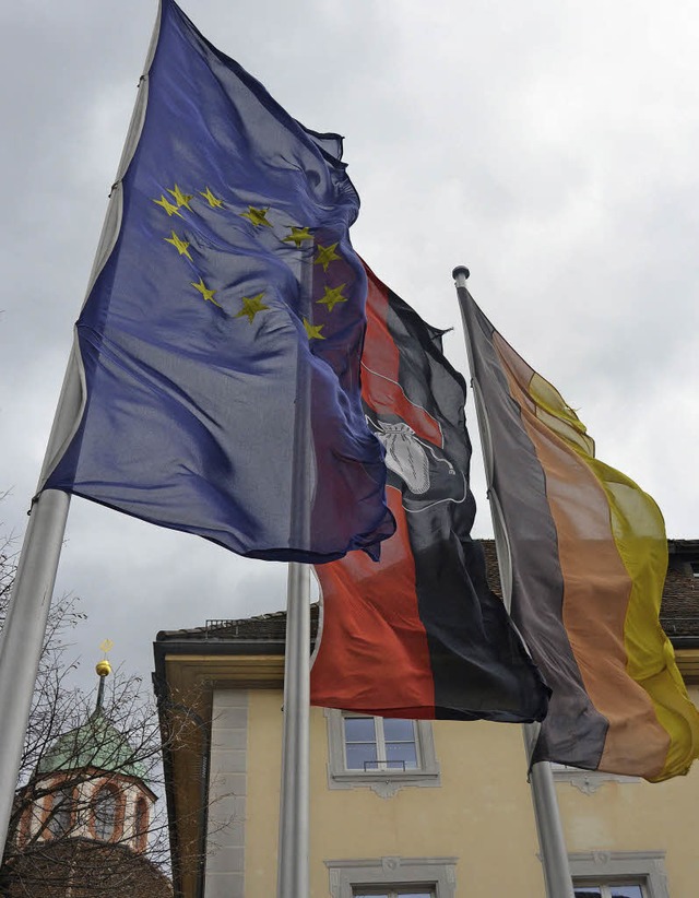 Die Flaggen vor dem Bad Sckinger Rathaus wehten heftig.   | Foto: Gesell