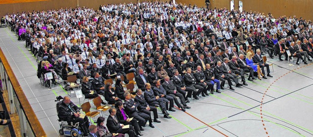 Ein Blick in die Sporthalle der Hochsc...bschiedung des 34. Studienjahrgangs.    | Foto: Alexander Hmmerling