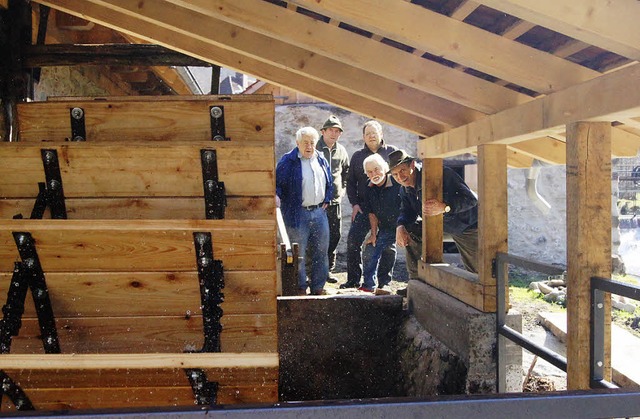 Siegfried Blum, Manfred Herr, Willi Ro... ein Wasserrad in der Hammerschmiede.   | Foto: Roland Gutjahr