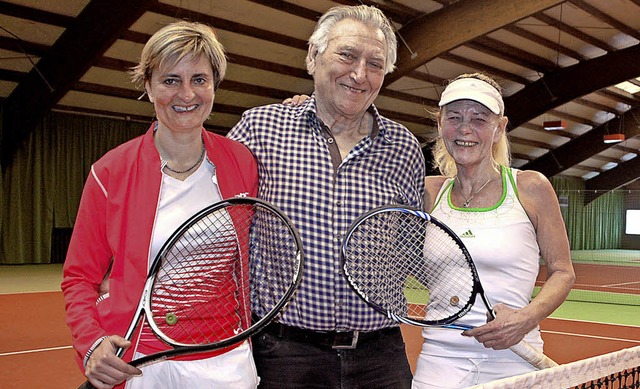 Adolf Schlachter, hier mit den Stammg..., verlt sein Lebenswerk Tennishalle.  | Foto: Petra Wunderle