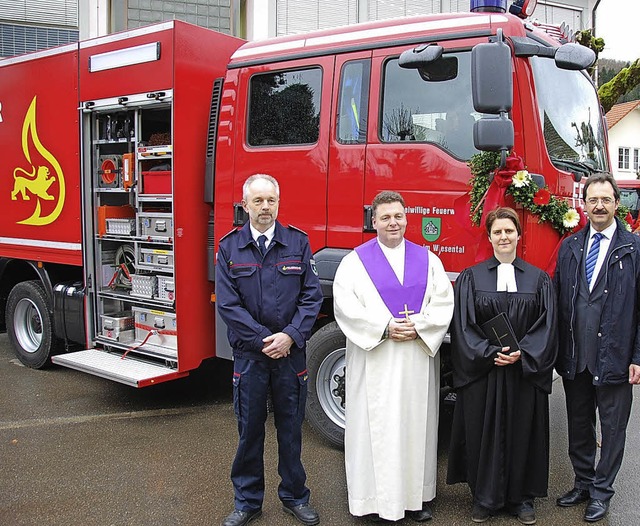 Mit Gottes Segen: das neue Feuerwehrfa...rnst  und Brgermeister Martin Bhler   | Foto: edgar steinfelder