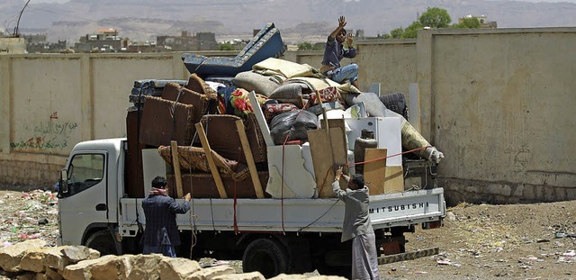 Jemeniten flchten vor den Angriffen aus der Hauptstadt Sanaa.   | Foto: AFP
