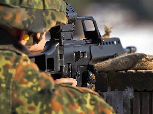 In der Kritik: das Standardgewehr G36 ...r Oberndorfer Firma Heckler &amp; Koch  | Foto: DPA