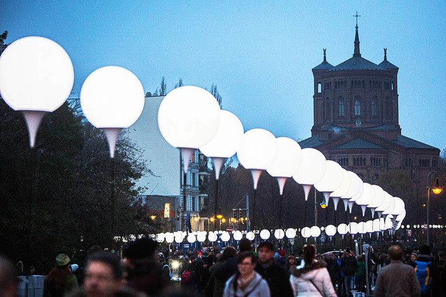 Unzhlige Ballons erinnern an den Mauerfall vor 25 Jahren.   | Foto: dpa
