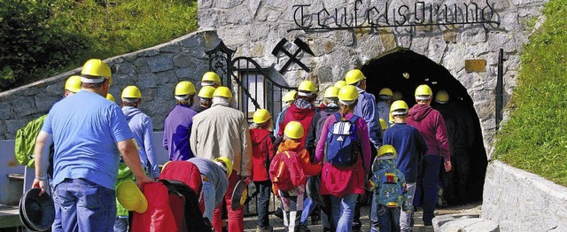 Der Besuch im &#8222;Teufelsgrund&#822...#8222;behtet&#8220; mit gelbem Helm.   | Foto: Manfred Lange