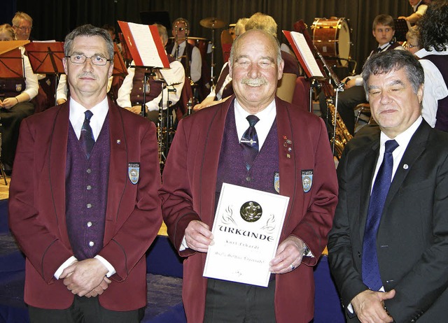 50 Jahre im Verein: Kurt Erhardt (Mitt...andsprsident Bernhard Metzger geehrt.  | Foto: Privat