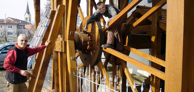 Mitglieder des Arbeitskreises Frick-M...itung eines Mhlenfachmanns gewartet.   | Foto: Helmut Neubauer