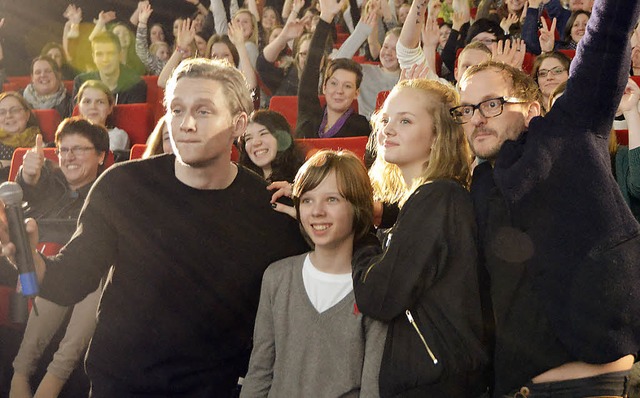 Gruppen-Selfie im Kinosaal: Schweighf...rtmann und Milan Peschel (von links).   | Foto: Trauden