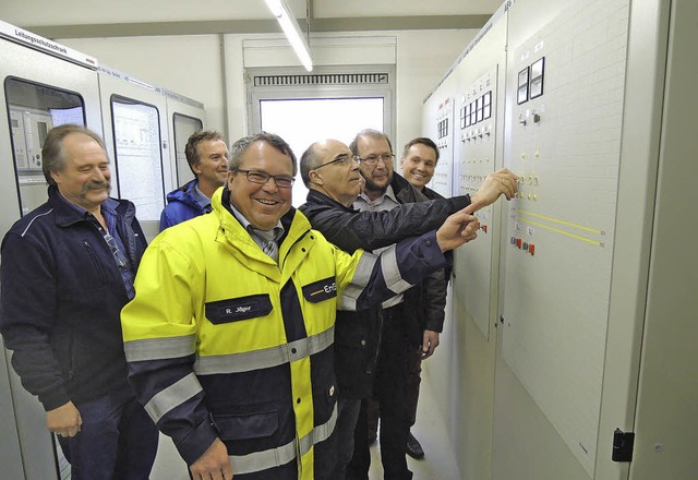 Ein Knopfdruck - und die Anlage ist be...) und Erwin Vollmer von der Netze AG.   | Foto: Kurt Meier