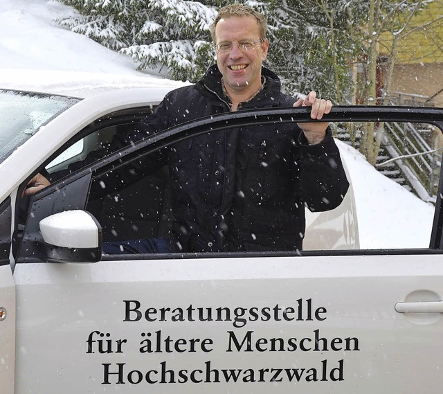 Wendelin Schuler mit seinem Dienstwage...lometer im Hochschwarzwald unterwegs.   | Foto: Sebastian Wolfrum