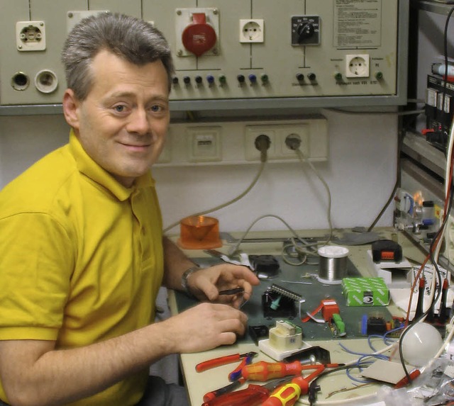 Firmenchef Klaus Rmmele in seinem Elektrolabor  | Foto: Nikolaus Bayer