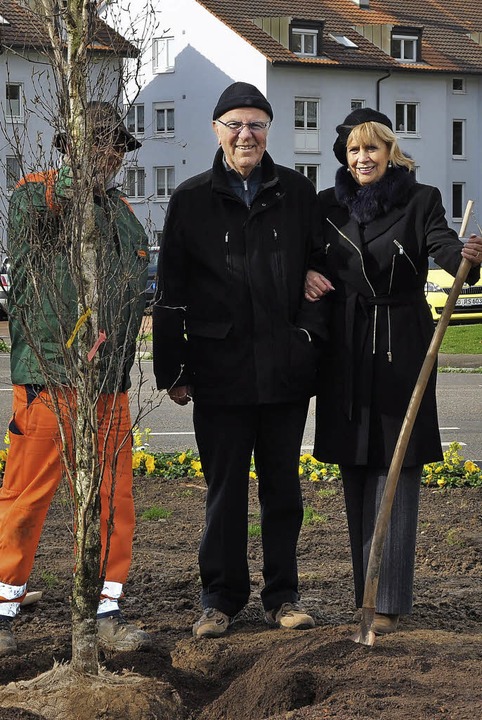 Anita und Dieter Lausch (Mitte) spenden eine Birke.   | Foto: ZVG