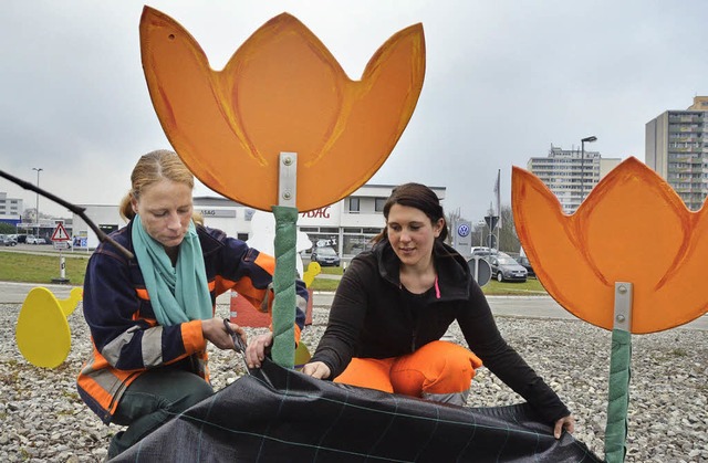 Aufgabe der Stadtgrtner: Julia Wehrs ...rdekoration am ASAG-Kreisel mit Blumen  | Foto: Peter Gerigk