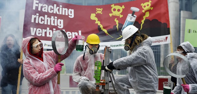 Umweltverbnde protestierten am Mittwoch vor dem Kanzleramt gegen das Fracking.   | Foto: AFP