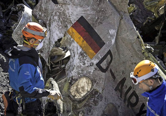 Rettungskrfte finden in den franzsis... Teile des deutschen Airbusses A320.    | Foto: DPA