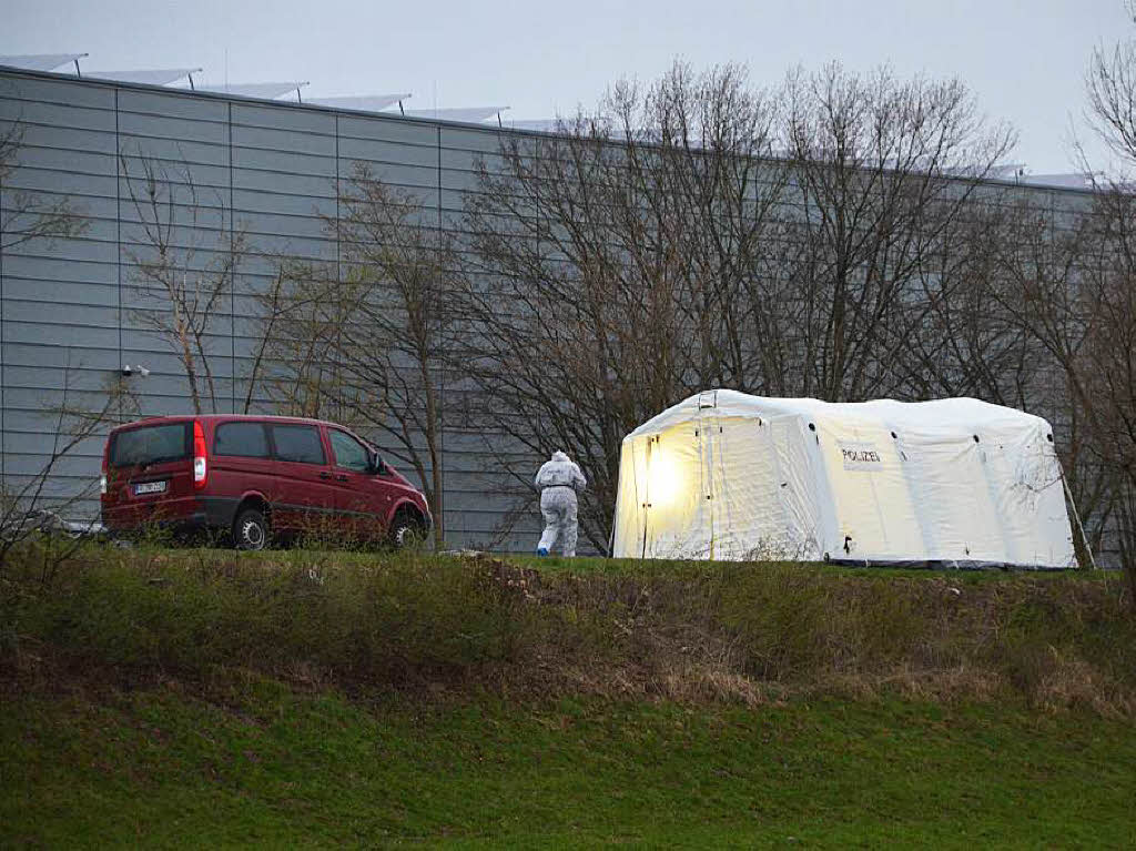 Auf dem Kinzigdamm, neben der Baden-Arena, steht das Zelt, in dem  Kriminalisten den Fundort der Leiche nach Spuren untersuchen.