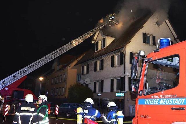 Dachstuhl-Brand: Groer Feuerwehr-Einsatz in der Nacht