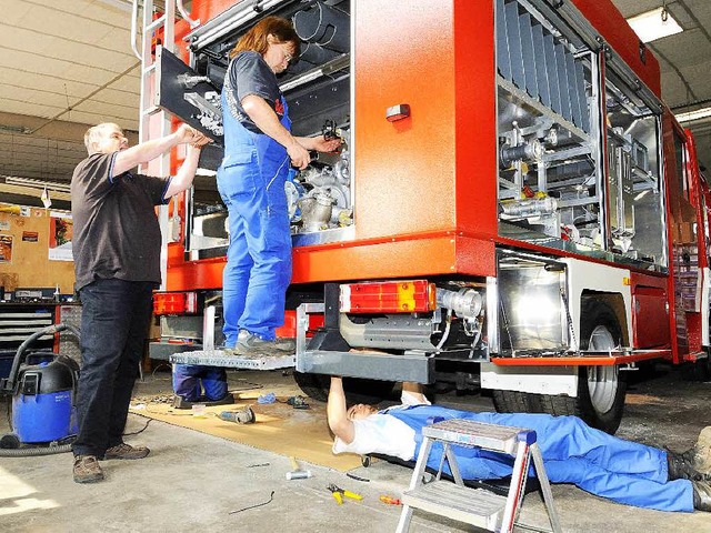 Feuerwehrfahrzeugbau in Herbolzheim. M...Thoma. Links Firmenchef Michael Thoma.  | Foto: Siegfried Gollrad