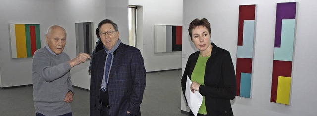 Knstler Klaus J. Schoen (links) mit J...Dagmar Thesing in seiner Ausstellung.   | Foto: Haberer