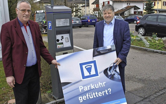 Vizeammann Walter Zumstein und Ammann ...im Dorf mit Parkuhren oder Parkkarten.  | Foto: Nadine Bni