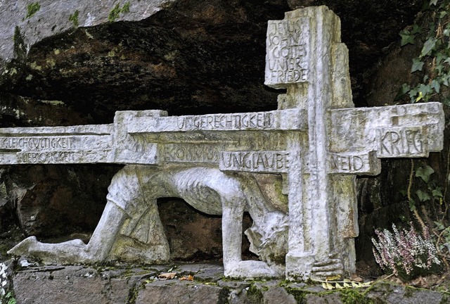 Last auf den Schultern: der kreuztragende Jesus in Obersckingen   | Foto: Karl Braun