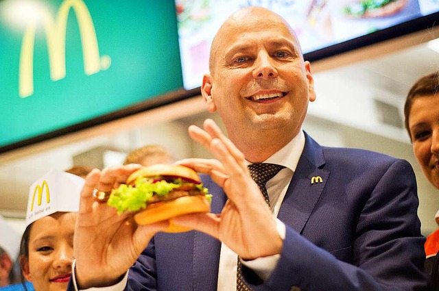 McDonald&#8217;s-Deutschlandchef Holge...t an die Zukunft des Fastfood-Burgers.  | Foto: dpa
