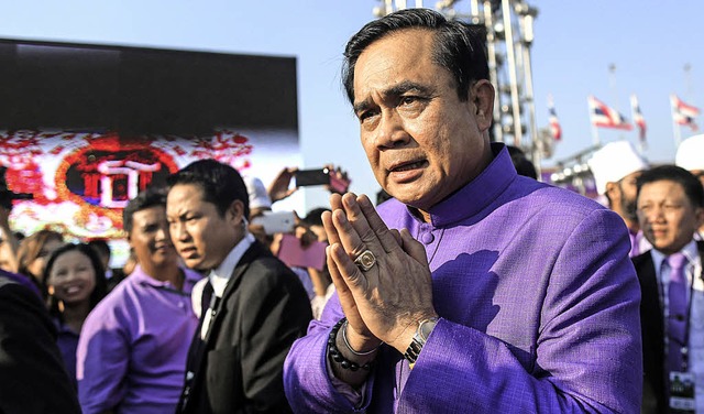 Prayuth Chan-ocha grt nach traditioneller Art.   | Foto: AFP