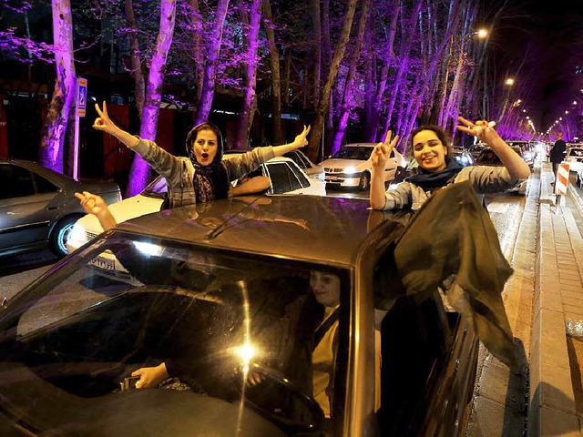 Iranerinnen jubeln ber Aufhebung der Wirtschaftssanktionen.  | Foto: AFP