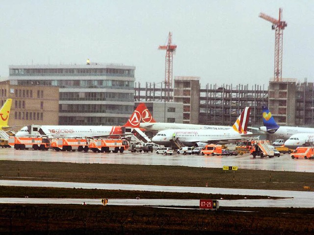 Rettungsfahrzeuge stehen an dem auerp... Airbus auf dem Stuttgarter Flughafen.  | Foto: dpa