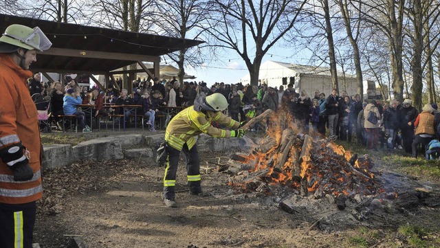 Die Flammen loderten beim Osterfeuer a...te fr den Nachschub an Holzscheiten.   | Foto: Susanne Mller