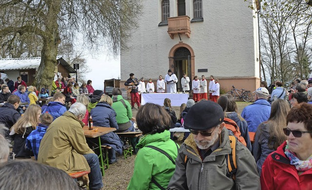 Endingen. Ostermontaggottesdienst vor dem Kirchlein der Katharinenkapelle.  | Foto: Roland Vitt